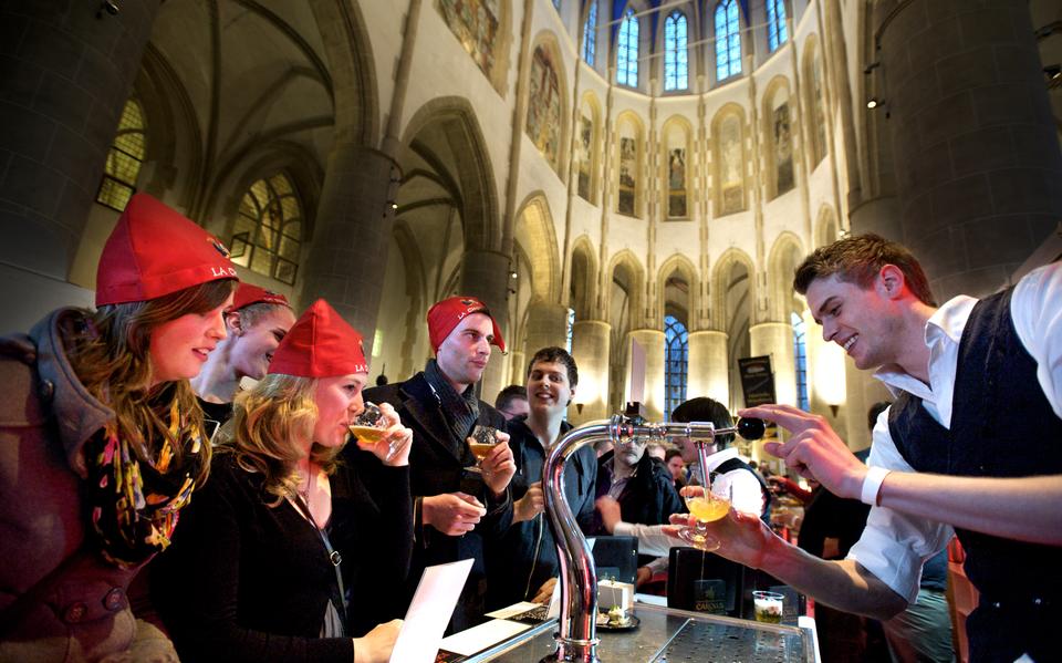 Barman tapt biertje op een bierfestival in de Martinikerk in Groningen, in 2012.