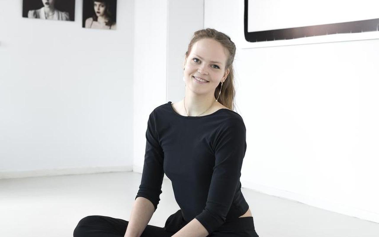 Lisa Jasperina Bommerson bij enkele van haar foto’s. Lisa Jasperina Bommerson bij enkele van haar foto’s.