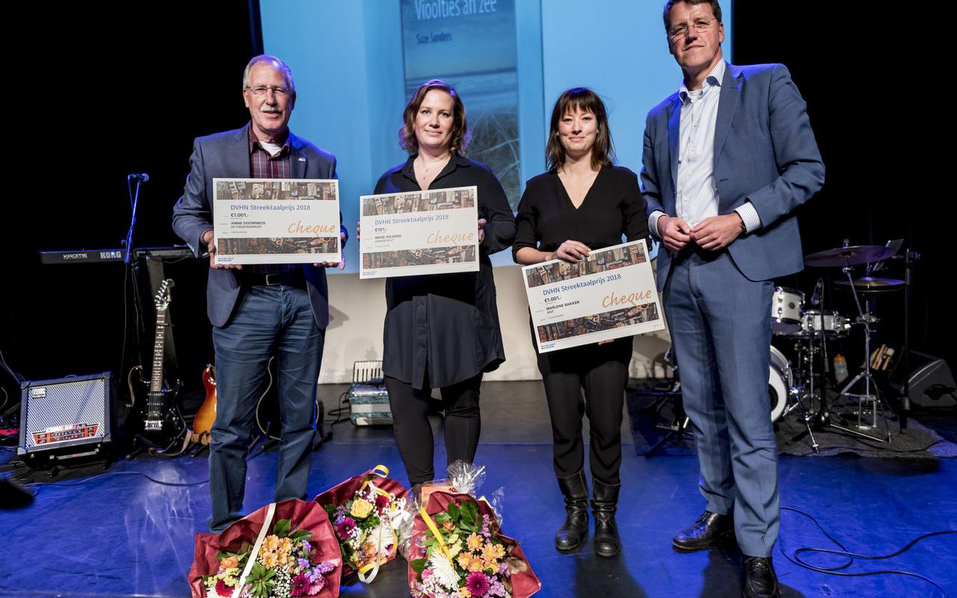 Winnaars Dagblad van het Noorden streektaalprijs 2018. V.l.n.r: Anne Doornbos, Irene Wilkens en Marlene Bakker en juryvoorzitter Eric van Oosterhout.