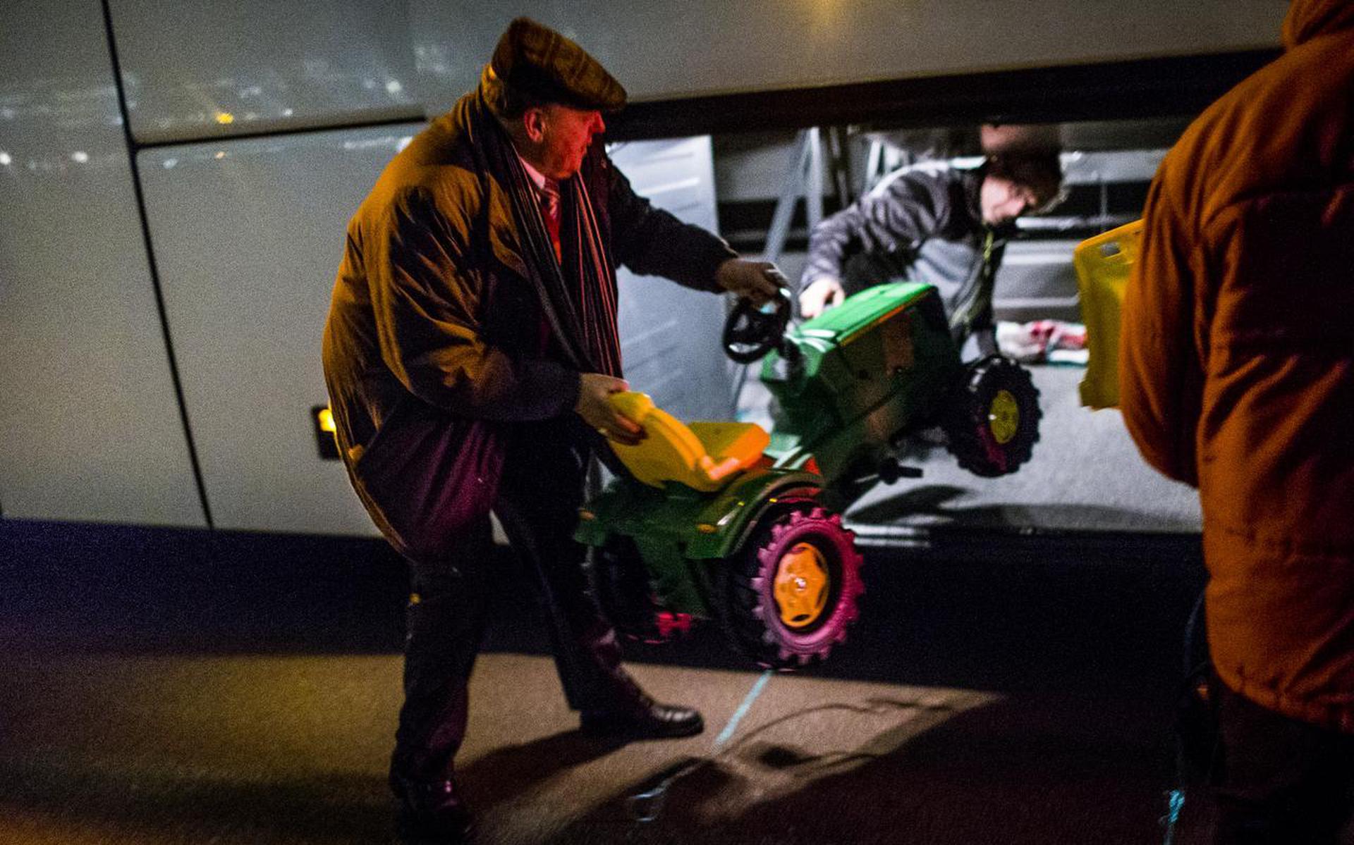 Groningse boeren vertrekken begin 2018 na een dag actievoeren tijdens een hoorzitting in Den Haag weer naar huis. FOTO ANP/SIESE VEENSTRA