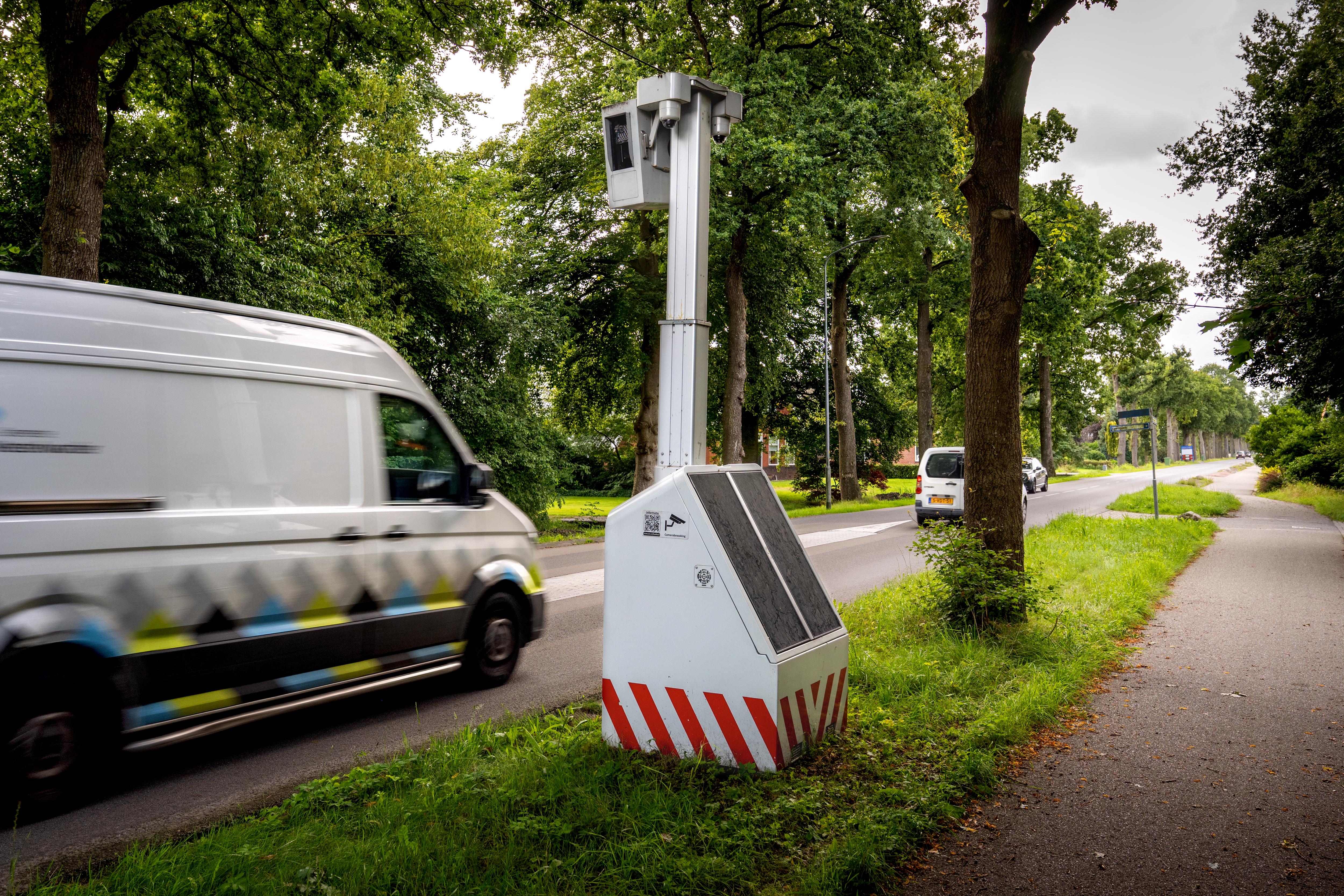 Wat gebeurt er als je de kabel van mobiele flitspaal doorknipt? Niks, ontdekken ze hier