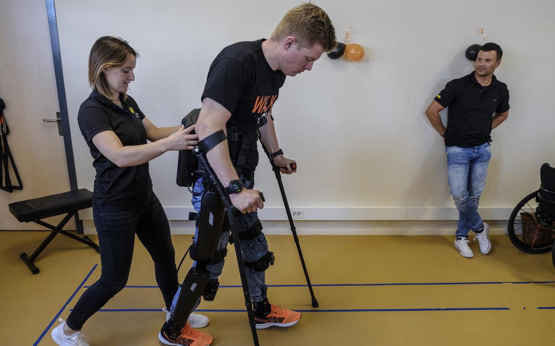 Dennie Jager uit Wagenborgen kan na twee jaar in de rolstoel lopen dankzij het exoskelet. Met zijn begeleidster Mandy Smidts op de hielen liep hij vorig jaar de eerste openbare stappen.