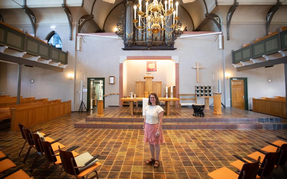 Inge Huisman in de Poststraatkerk in Stadskanaal, waar ze lid van is.