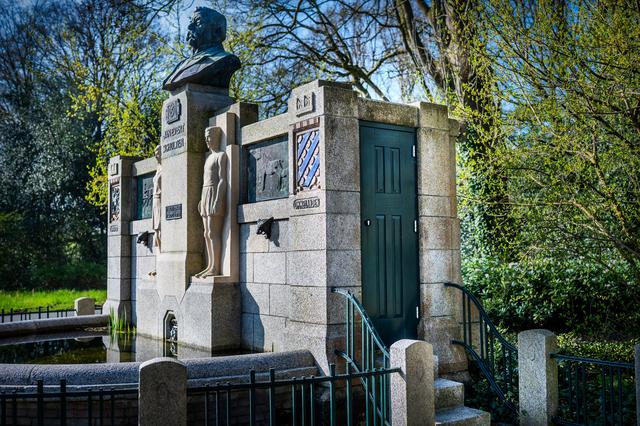 Het monument van Jan Evert Scholten in het Stadspark met het groene deurtje waarachter zijn legaat verstopt zou liggen.
