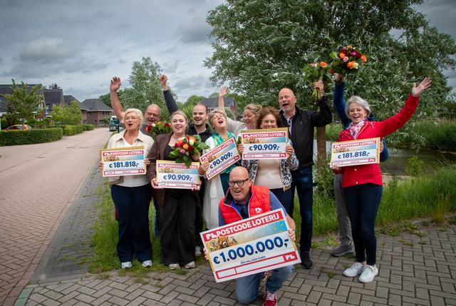 Wina (65) uit Wildervank ziet een waanzinnig bedrag tevoorschijn komen. ‘Toen de buren naar buiten l