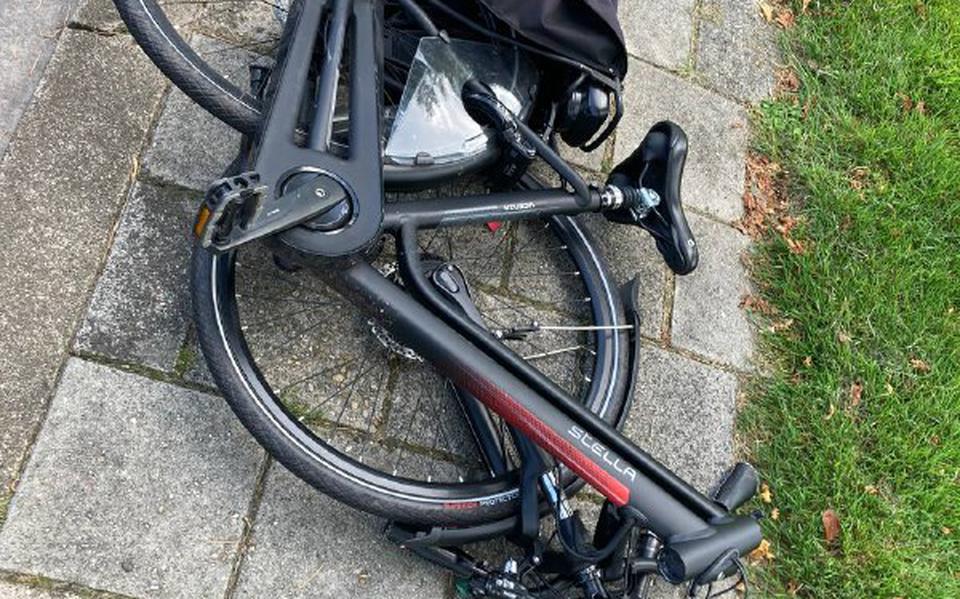 Fietser gewond na aanrijding in Winschoten, fiets breekt in tweeën.