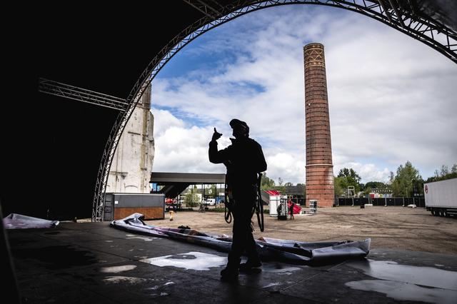 Oude suikerfabriek klaargestoomd voor driedaags festival Grasnapolsky. Mariska (39): ‘We proberen he