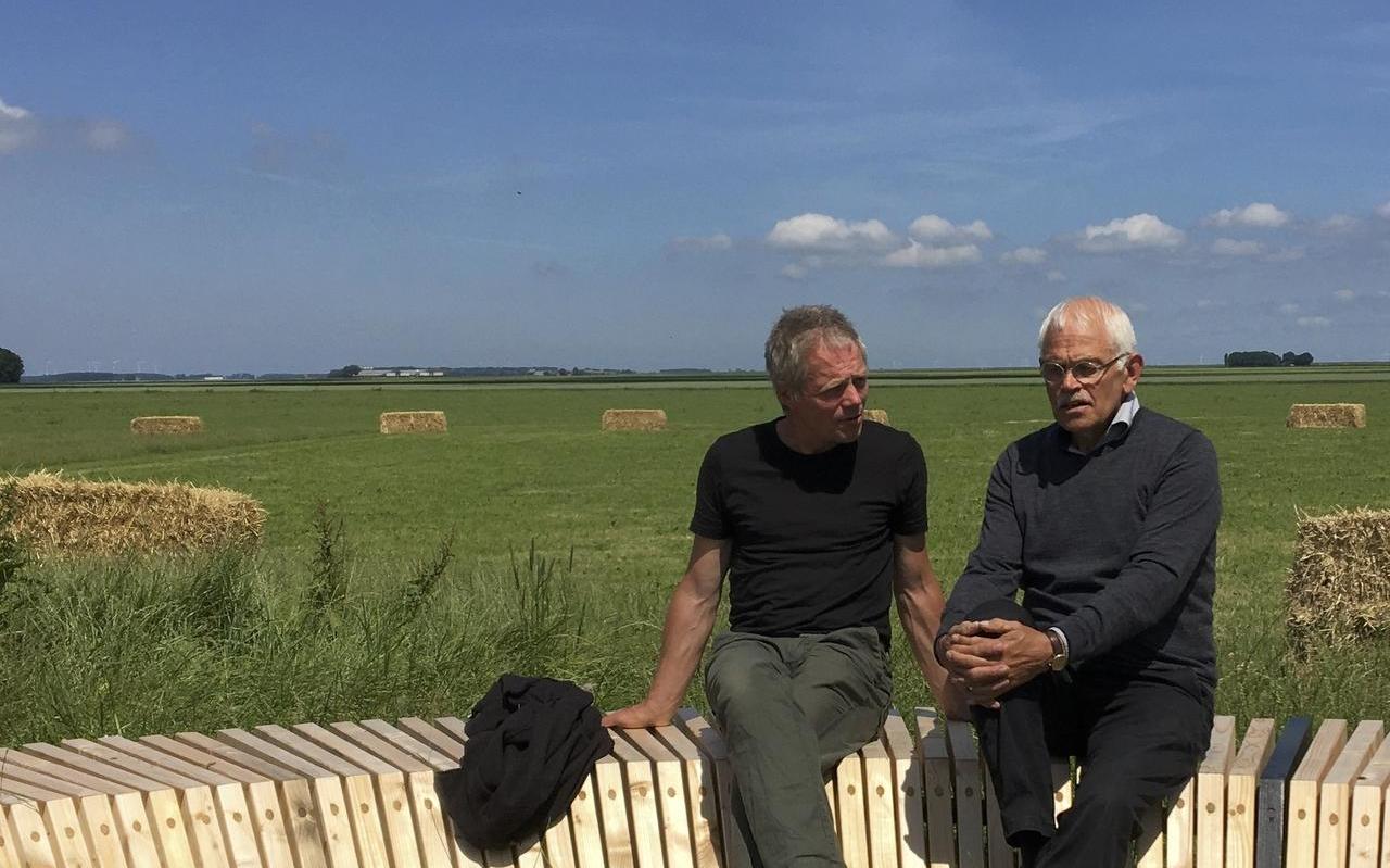 Marc van Vliet en Harm Evert Waalkens (links) in het twintig hectare omvattende landart-werk Proportia bij Finsterwolde. Foto DvhN Marc van Vliet en Harm Evert Waalkens (links) in het twintig hectare omvattende landart-werk Proportia bij Finsterwolde. Foto DvhN