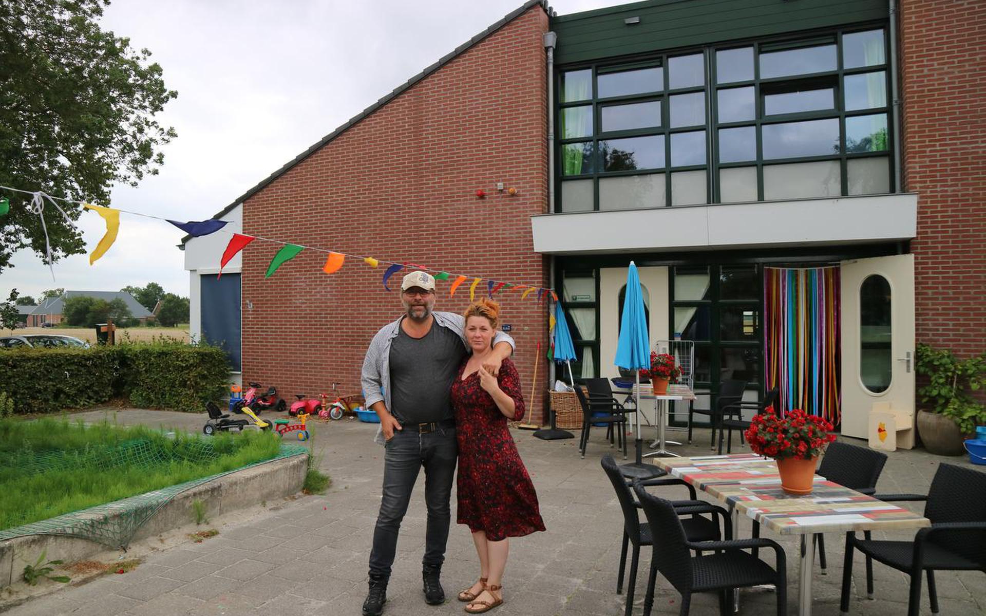 Gea en Eric de Jager zijn met hun bedrijf Ik&Zorg al begonnen met dagopvang in voormalig basisschool De Schutstal in Oldenzijl, de komende maanden komen er nog acht zorgappartementen bij.
