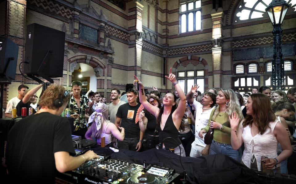 Dansende mensen in de monumentale stationshal op het Hoofdstation van Groningen.
