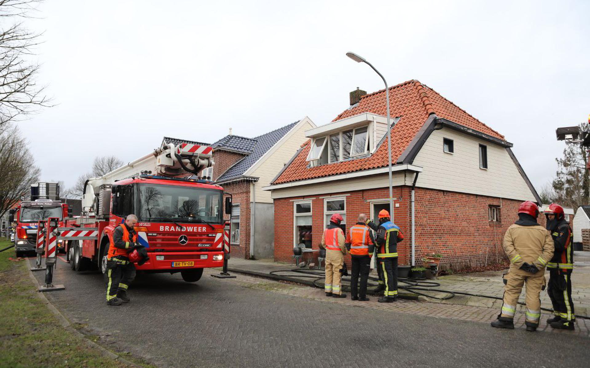 De brandweer is met meerdere voertuigen, waaronder een hoogwerker, aanwezig in de Feiko Clockstraat in Oude Pekela.