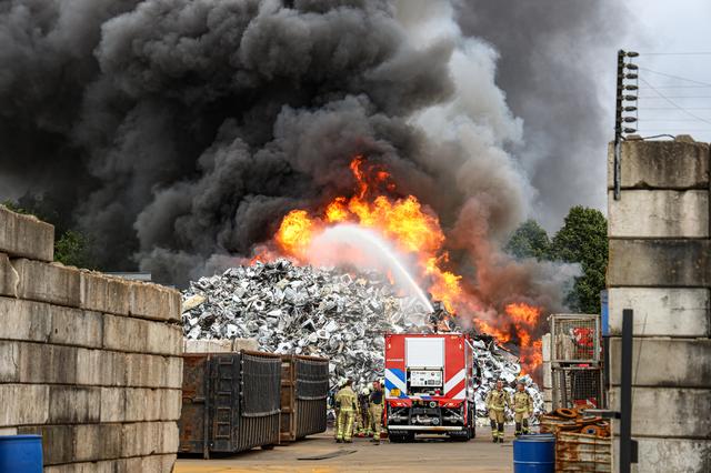 Giftige stoffen vrijgekomen door grote brand bij metaalrecyclingbedrijf in Emmen: ‘Vuur is moeilijk