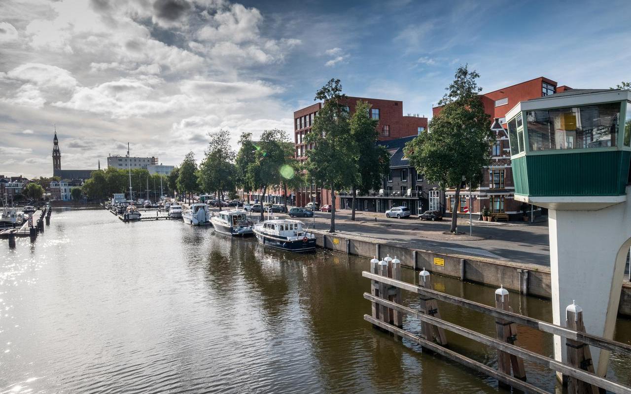 De Jachthaven van Groningen, gezien vanaf de Oosterhavenbrug. Waar rechts de drie plezierjachten liggen moet het nieuwe Pannekoekschip komen. 