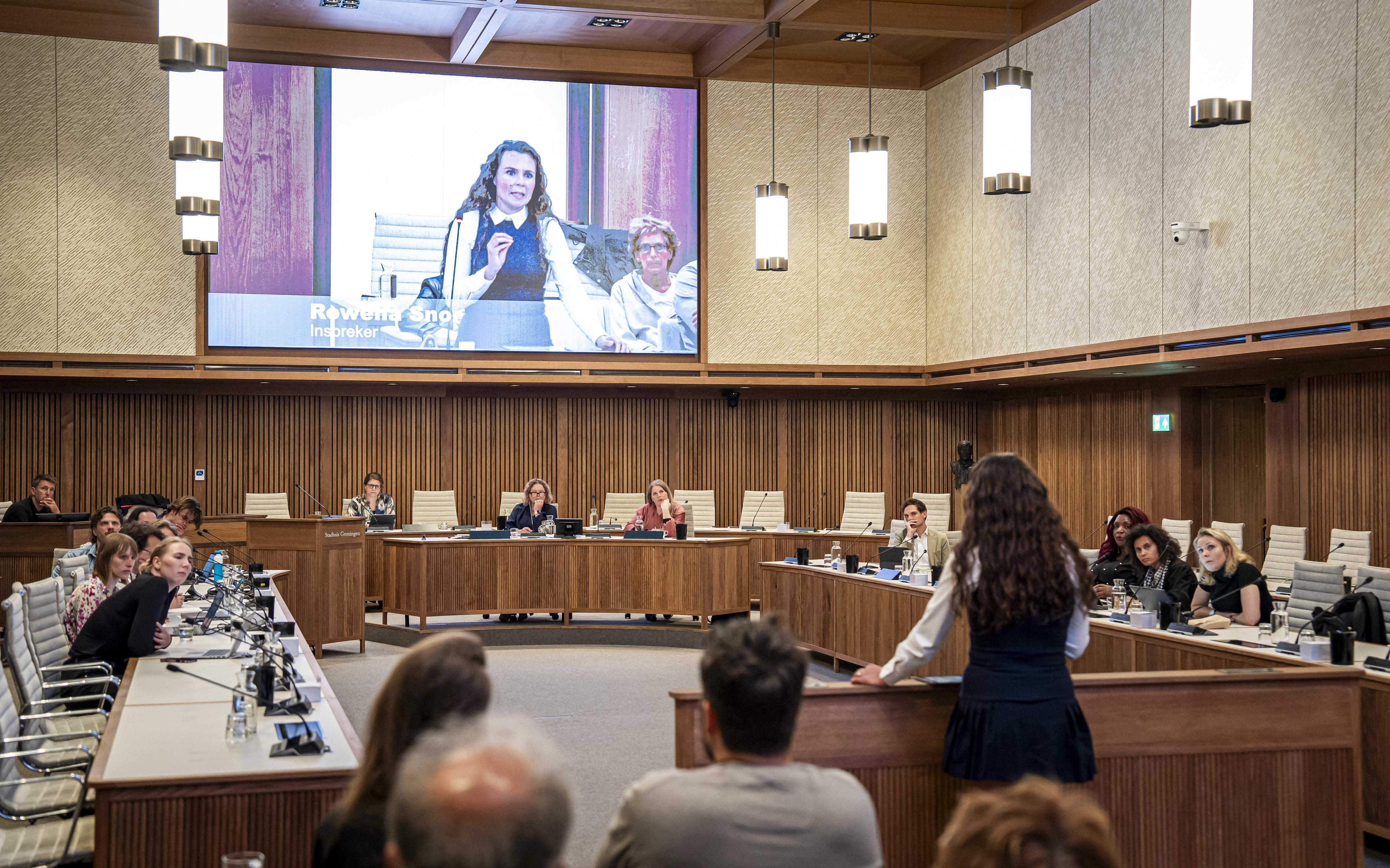 Een moeder spreekt in over de problemen bij JB Noord in de gemeenteraad van Groningen.