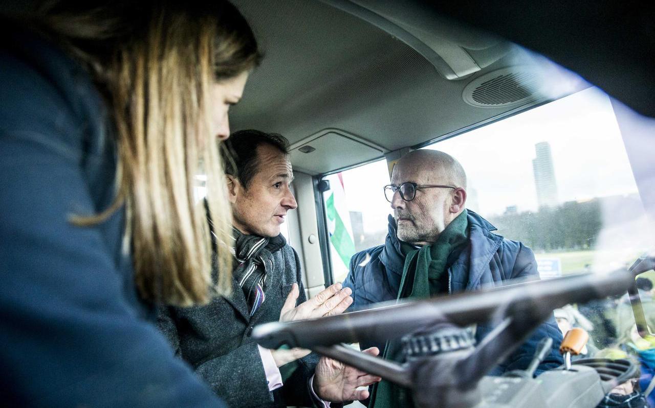 Minister Wiebes praat in een tractor met Ate Kuipers. Hij was mede-organisator van de actie van Groningse boeren om donderdag naar Den Haag te gaan. Foto: ANP/Siese Veenstra 
