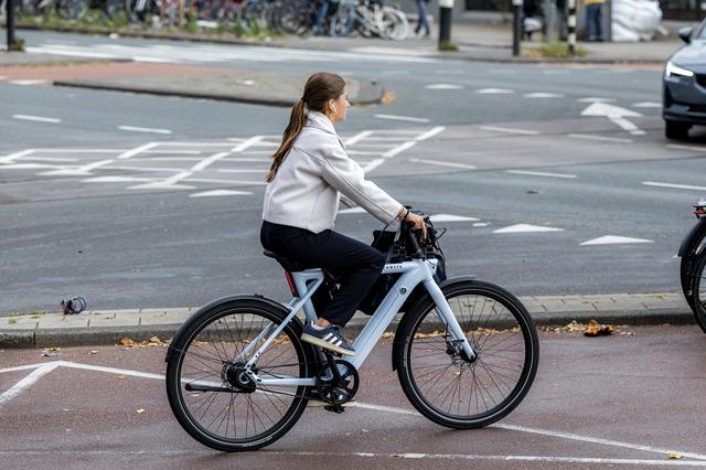 Elektrische fietsen in Groningen zijn roofgoed. Conciërges middelbare scholen weten niet wat ze zien