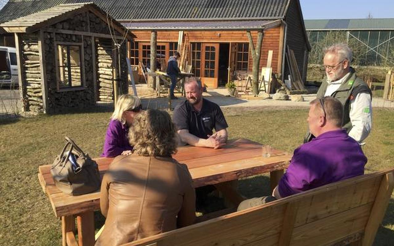 Er wordt nog hard gewerkt aan de aanleg van de theetuin Blotevoetenhof die op Tweede Paasdag opengaat. FOTO DVHN