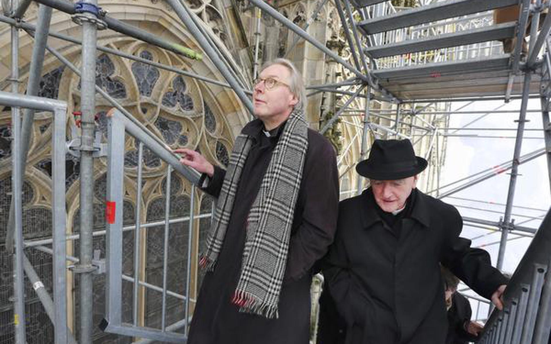 Bisschop Gerard de Korte (links) beklom zaterdag met zijn voorganger Antoon Hurkmans (rechts) de Sint Jankskathedraal in Den Bosch. FOTO ANP/RAMON MANGOLD