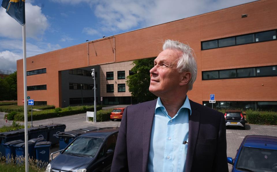'Buurtbemiddelaar' Herman van der Meij voor de opvang aan de Eemsgolaan. 