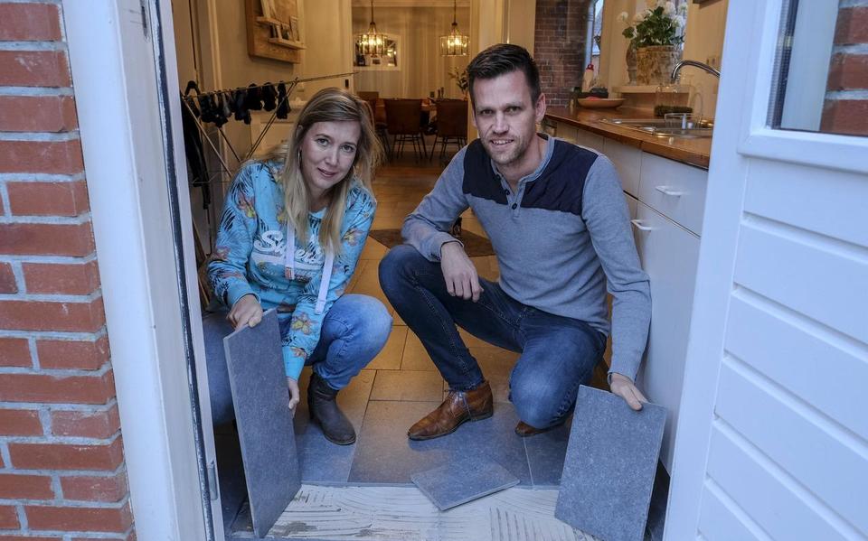 Mariska de Lange en Marko Datema bij hun beschadigde tegelvloer.