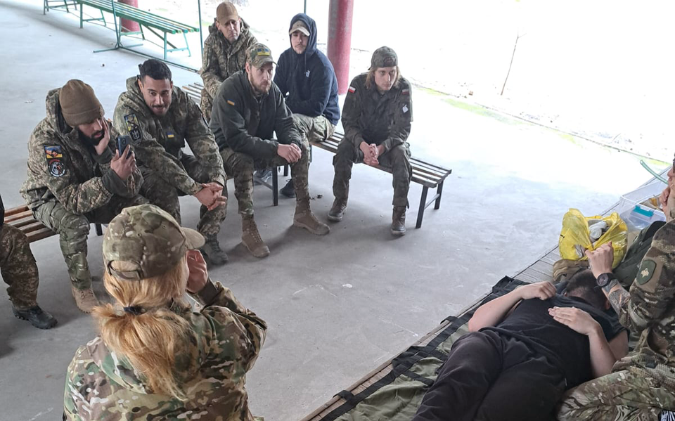 Buitenlandse militairen krijgen medische instructie in het kamp op 3 kilometer achter het front in Oekraïne. 