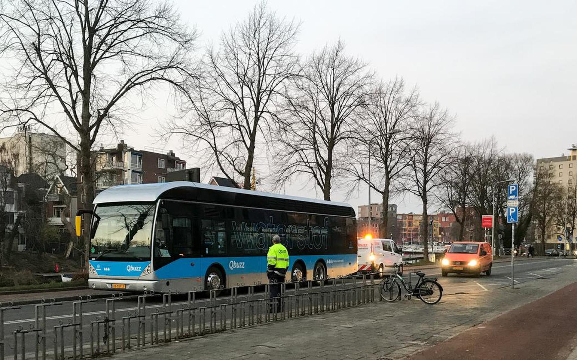 Een van de twee huidige waterstofbussen van Qbuzz woensdagavond op de Trompsingel in Groningen. Foto DvhN
