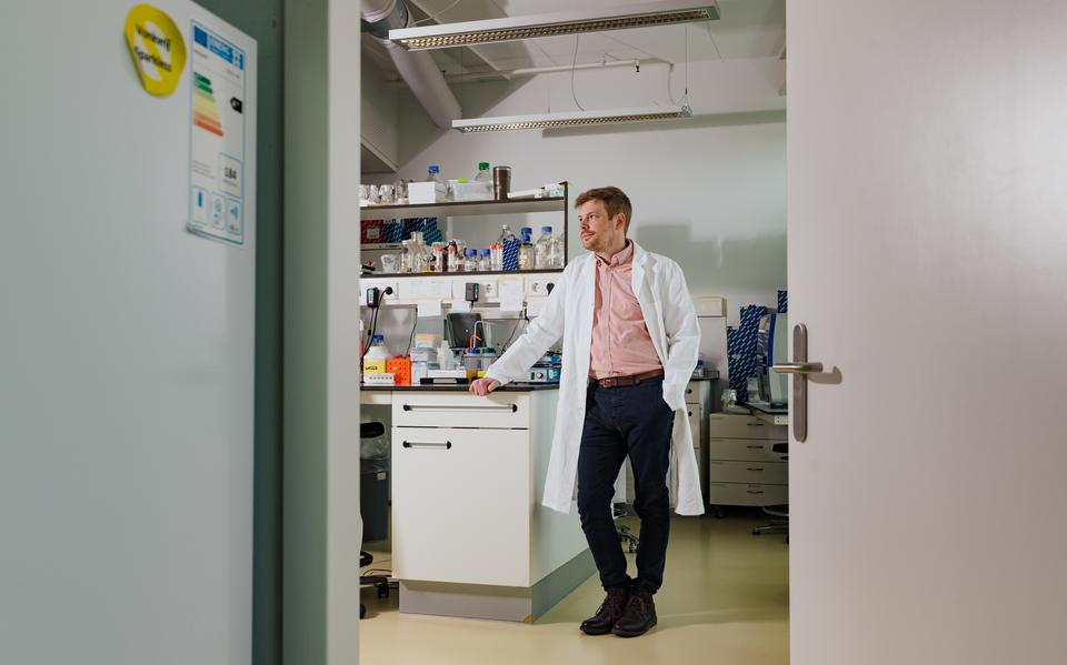 Sebastian Lequime doet in zijn eigen Lequime-lab aan de Rijksuniversiteit Groningen onderzoek naar de evolutie van rna-virussen.
