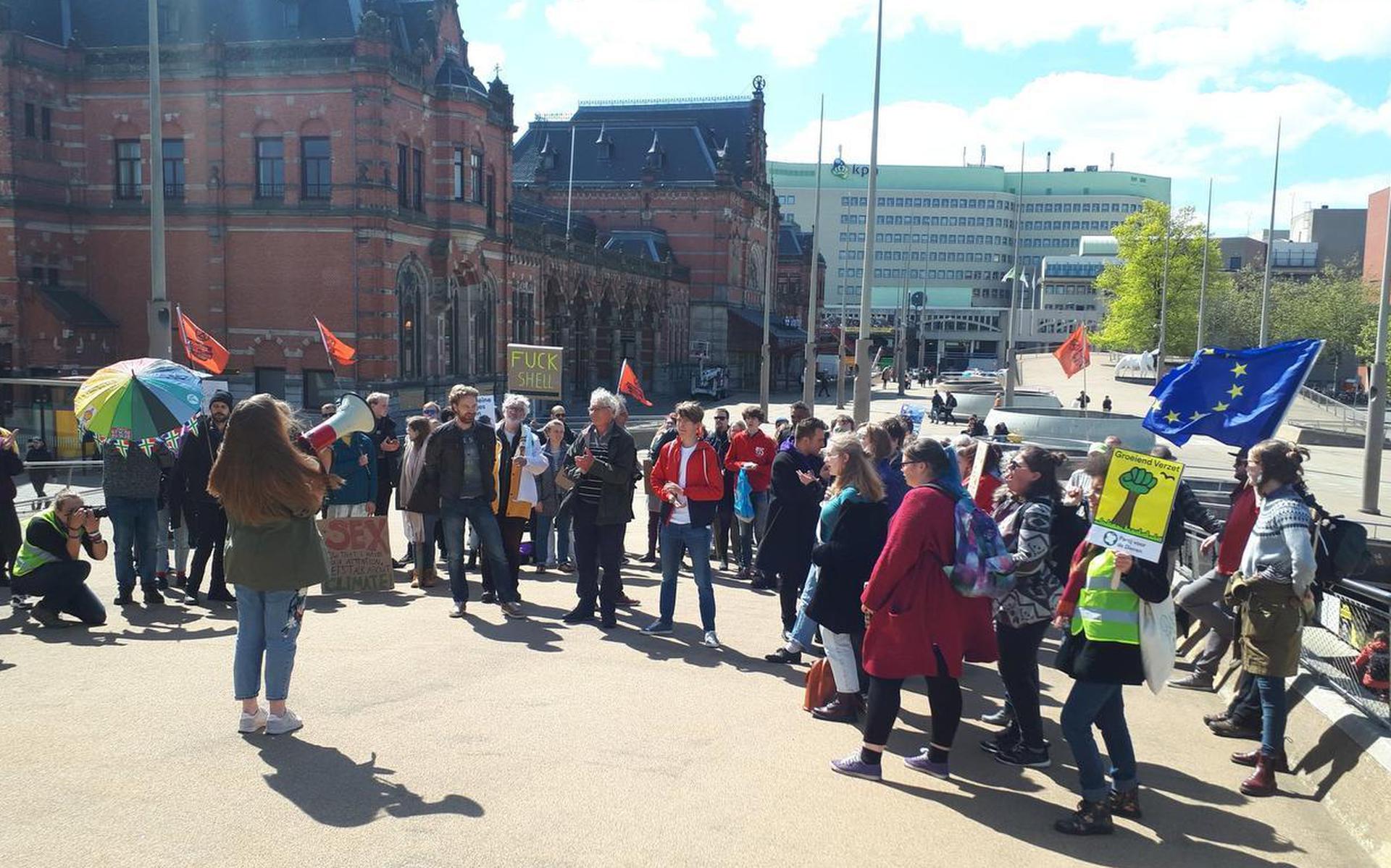 Milieuactivitisten lopen protestmars door Groningen voor beter  klimaatbeleid - Dagblad van het Noorden