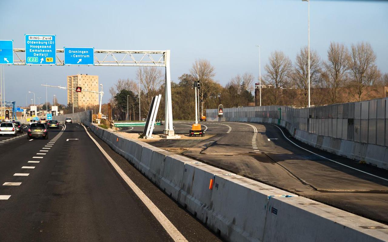 Rechts nieuw asfalt ter hoogte van het Julianaplein in Groningen. Verkeer op de A28 moet hier straks, as de werkzaamheden worden hervat, over een tijdelijk viaduct over de Brailleweg. Foto: DvhN