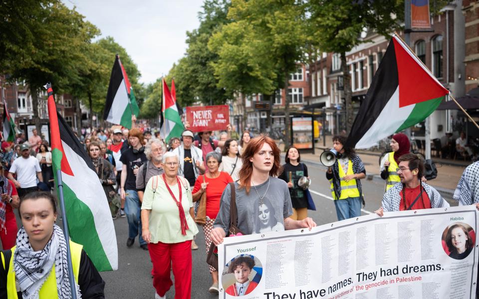 Honderden demonstranten protesteren in Groningen tegen de hongersnood in Gaza.