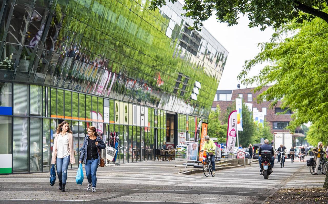 Zal het winkelend publiek in Klazienaveen eerder de grens over gaan voor boodschappen als Duitsland de btw verlaagt? ,,Hier gaan we last van krijgen.'' Zal het winkelend publiek in Klazienaveen eerder de grens over gaan voor boodschappen als Duitsland de btw verlaagt? ,,Hier gaan we last van krijgen.''