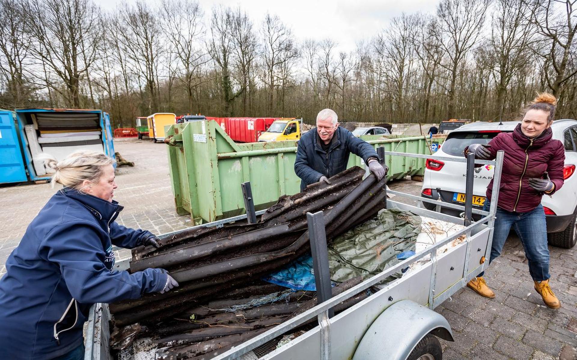 Steeds meer afval gestort op station Vriescheloo - Dagblad van het Noorden