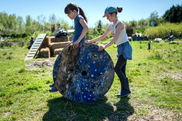 Kinderen mogen risicovol spelen in eerste rommelspeeltuin van Groningen. ‘Kinderen wanen zich in hun