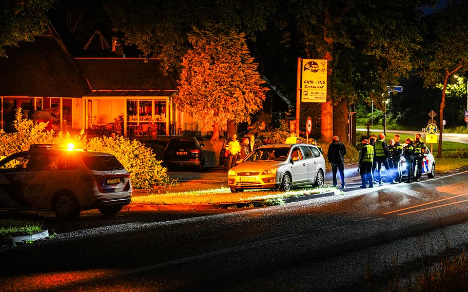De 'grenscontrole' werd na ingrijpen van de Polizei voortgezet aan Nederlandse zijde van de grens bij Ter Apel.