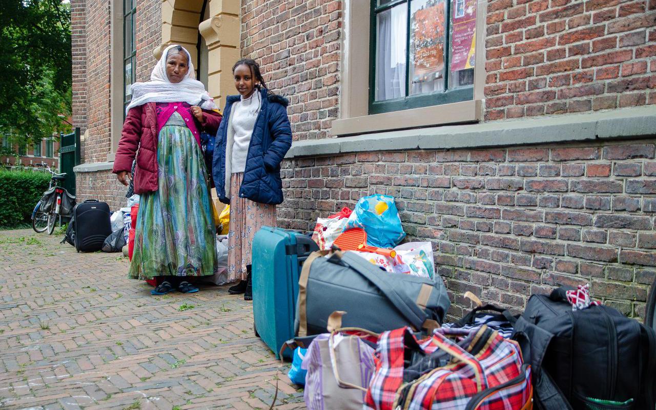 Vluchtelingen in de Nieuwe Kerk zijn klaar voor vertrek naar Ter Apel.