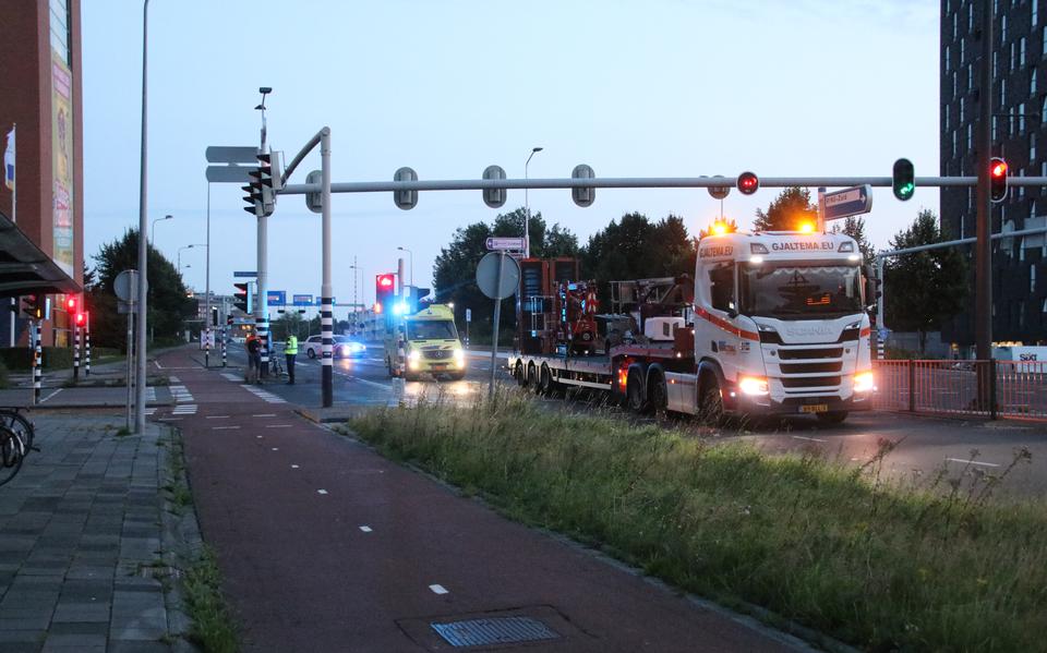 Fietser gewond na aanrijding met vrachtwagen in stad Groningen.