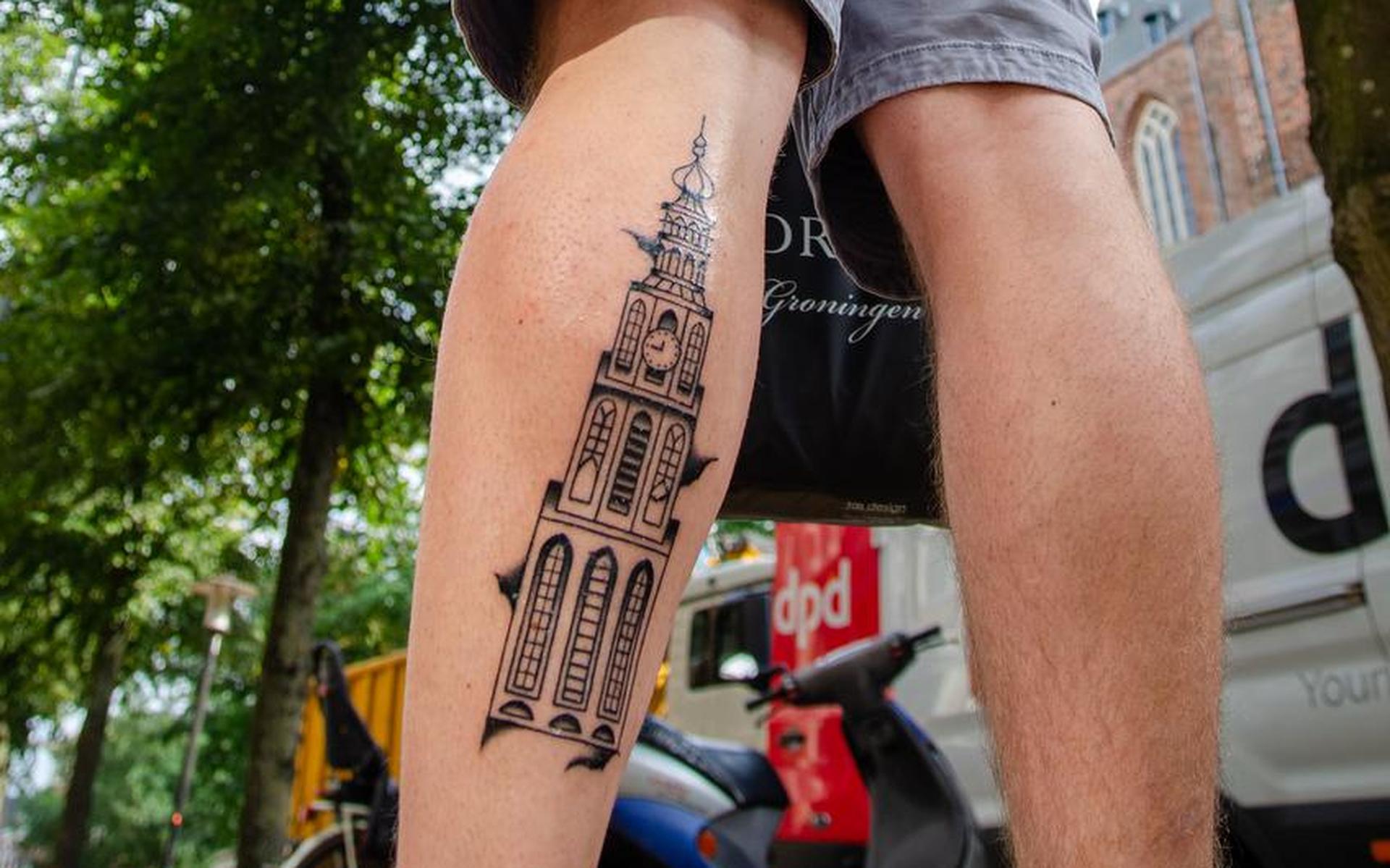 Rodney de Jong showt zijn tattoo.