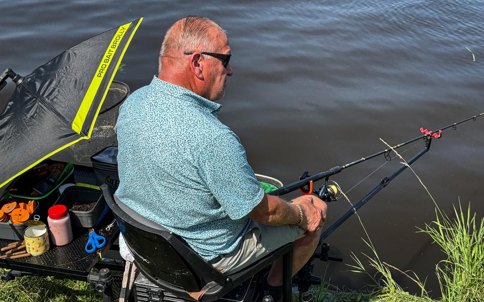 Tonnes Woldhuis (66) uit Zuidbroek langs het water van het Eemskanaal, met z'n maden netjes in de schaduw.
