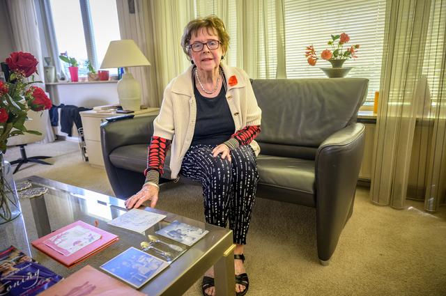 Gerda (85) uit Roden ging in haar eentje met de taxi naar Dokkum voor de Oranjes: ‘Ik ben nu wel een