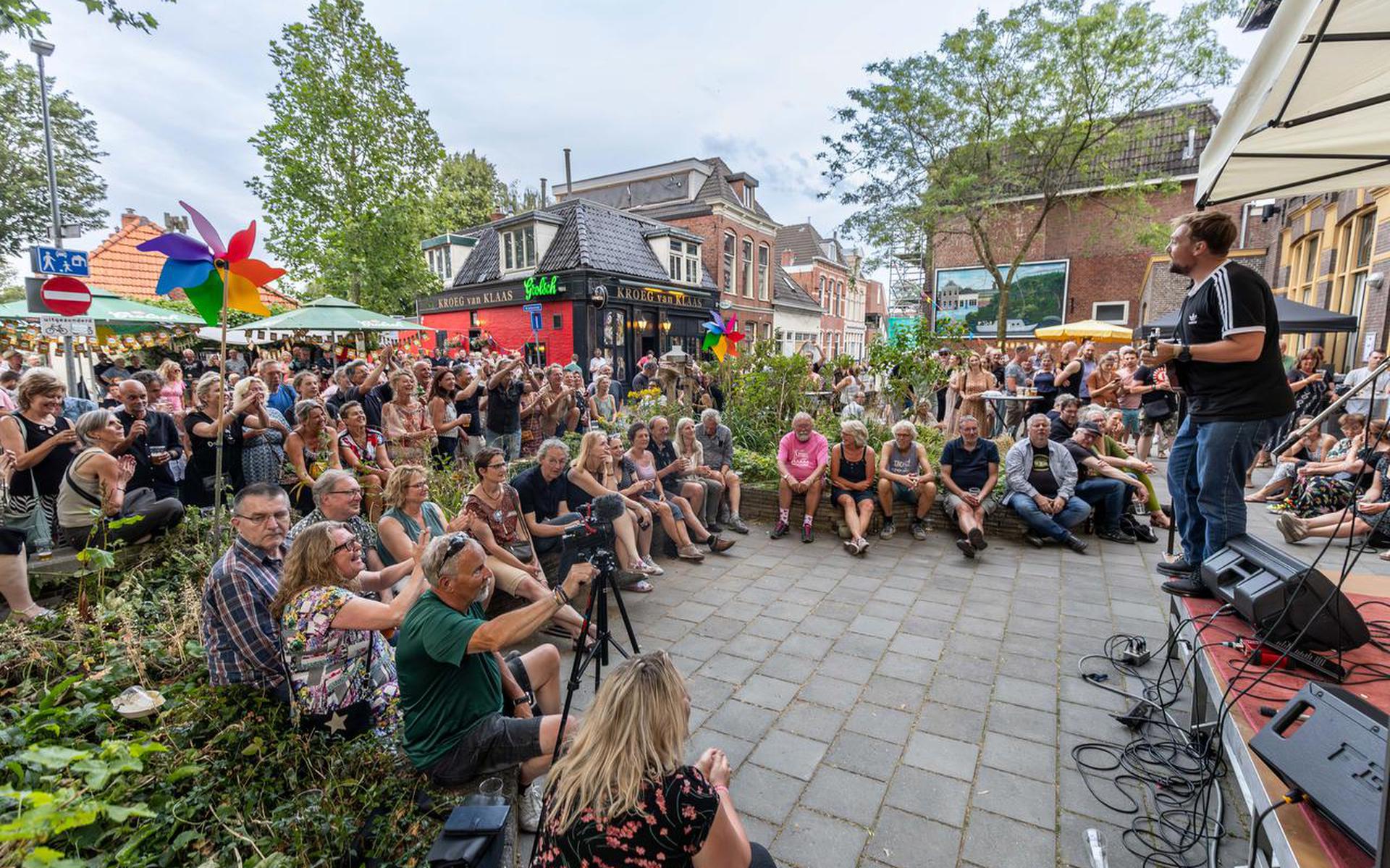 Muzikaal Feest Bij Jarige Kroeg Van Klaas. Tim Knol Trekt Zich Niks Aan ...