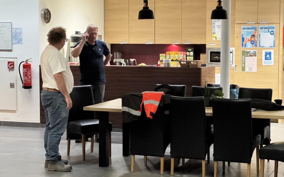 Rob Haye probeert telefonisch onderdak te regelen voor bewoners, burgemeester Jaap Kuin wacht de uitkomst af.