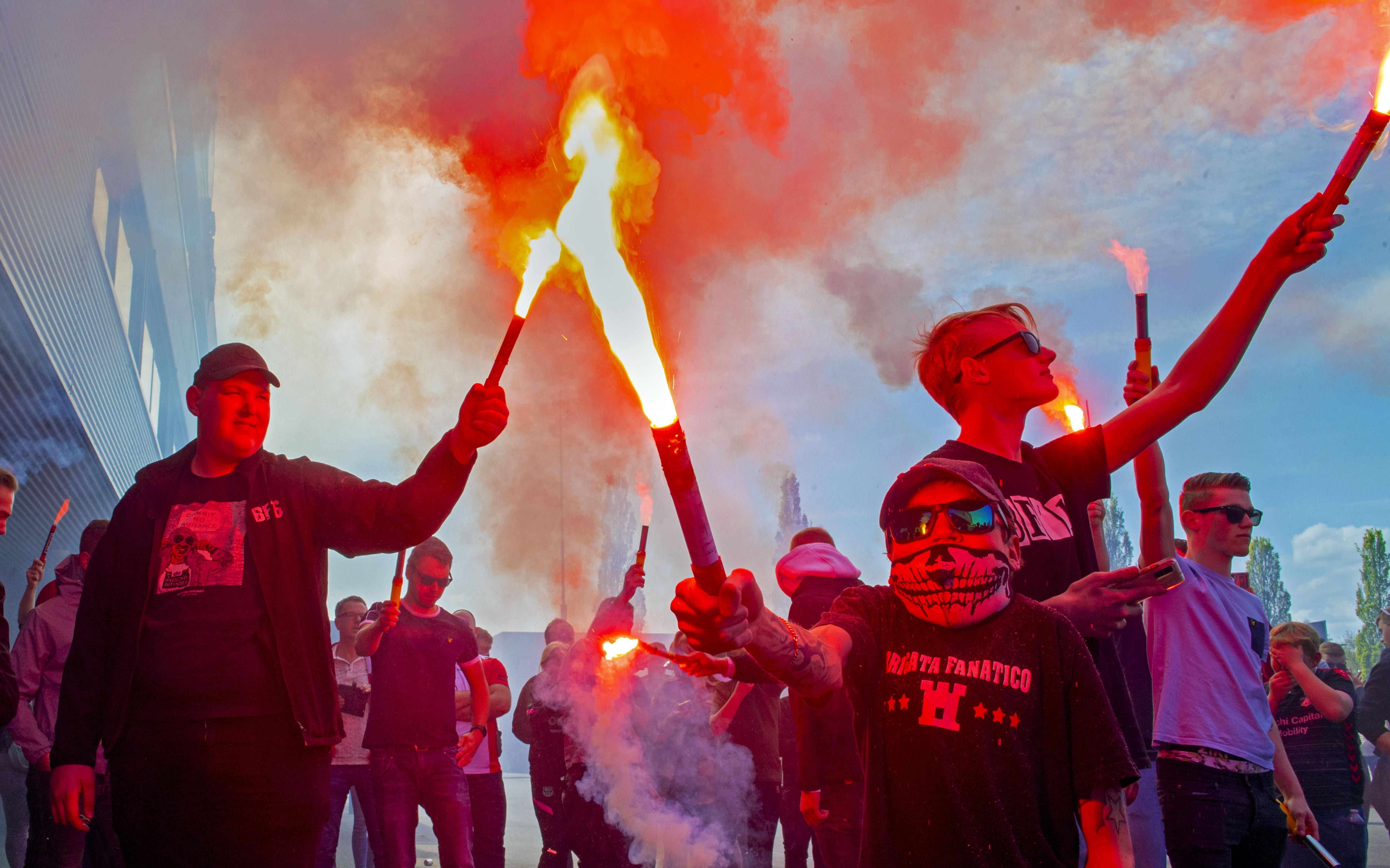 Een sfeeractie van FC Emmen-supporters bij het stadion.