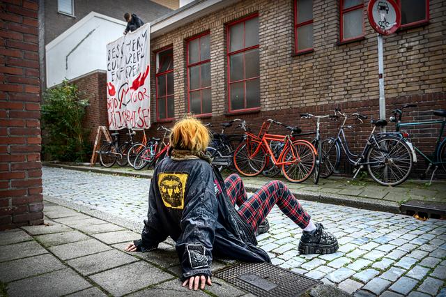 Krakers laten zich niet zomaar uit oude jeugdsynagoge in Groningen zetten