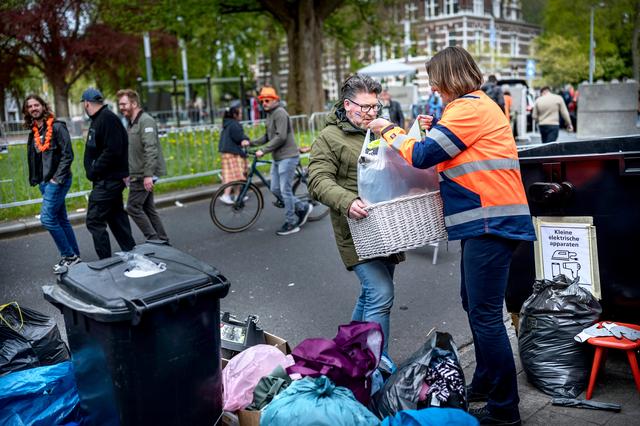Francis (61) en Celine (29) geven onverkocht spul van vrijmarkt in Groningen een tweede leven. ‘Wegg
