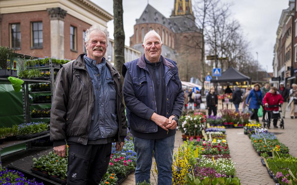 Drentse bloemenbroers Gerrit (67) en Jaap (65) bij hun bloemenkraam op de stoep van de Vismarkt. 