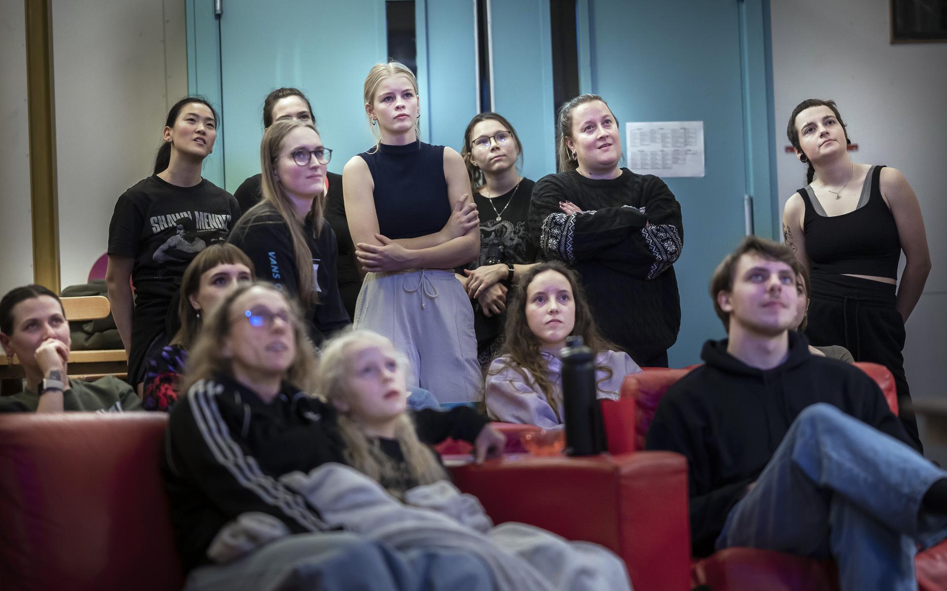 Circus Santelli kijkt samen naar Holland's Got Talent finale waar Groningse Melvin aan deelneemt.