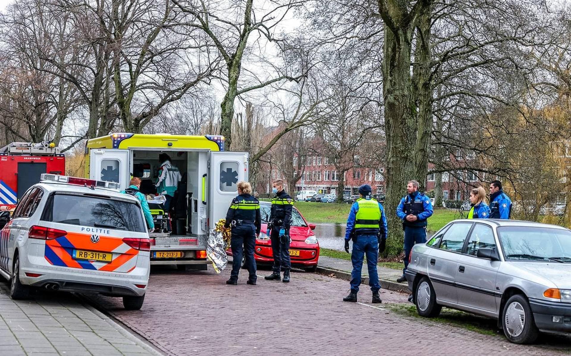 Verwarde Jongen Valt In Vijver Langs De Gorechtkade In Groningen ...