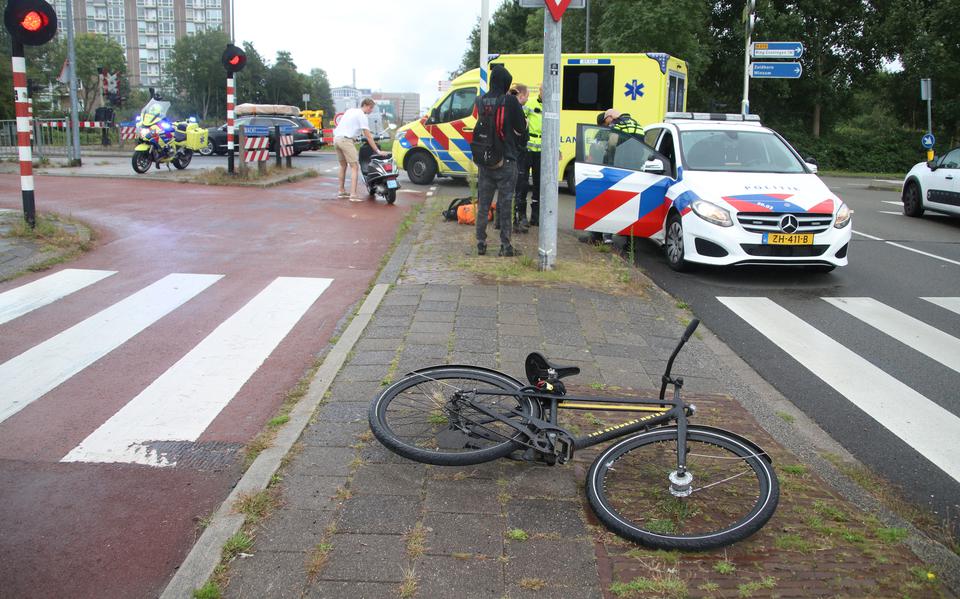 Scooterrijder gewond bij aanrijding in Groningen.