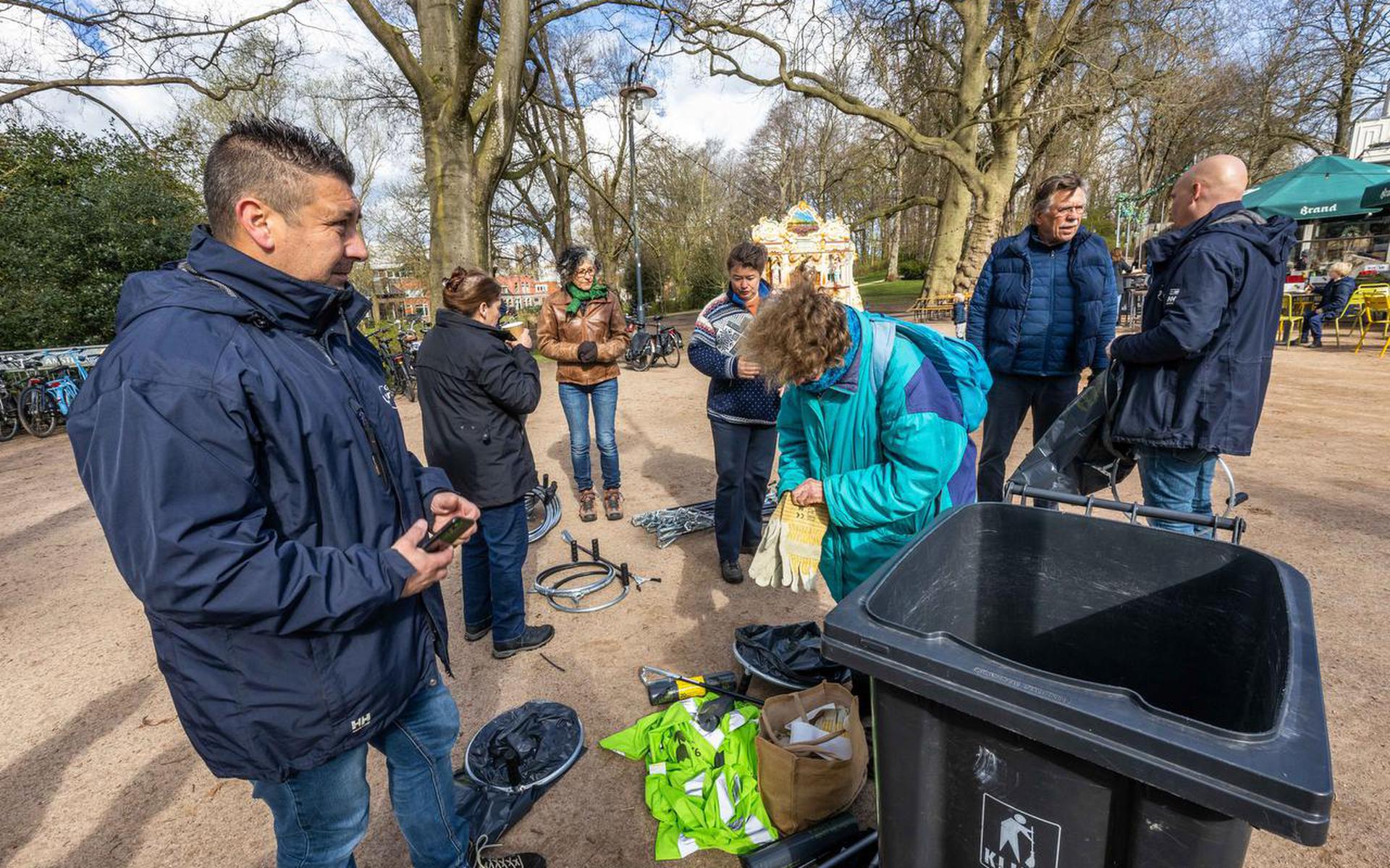 Vrijwilligers helpen met schoonmaak Noorderplantsoen.