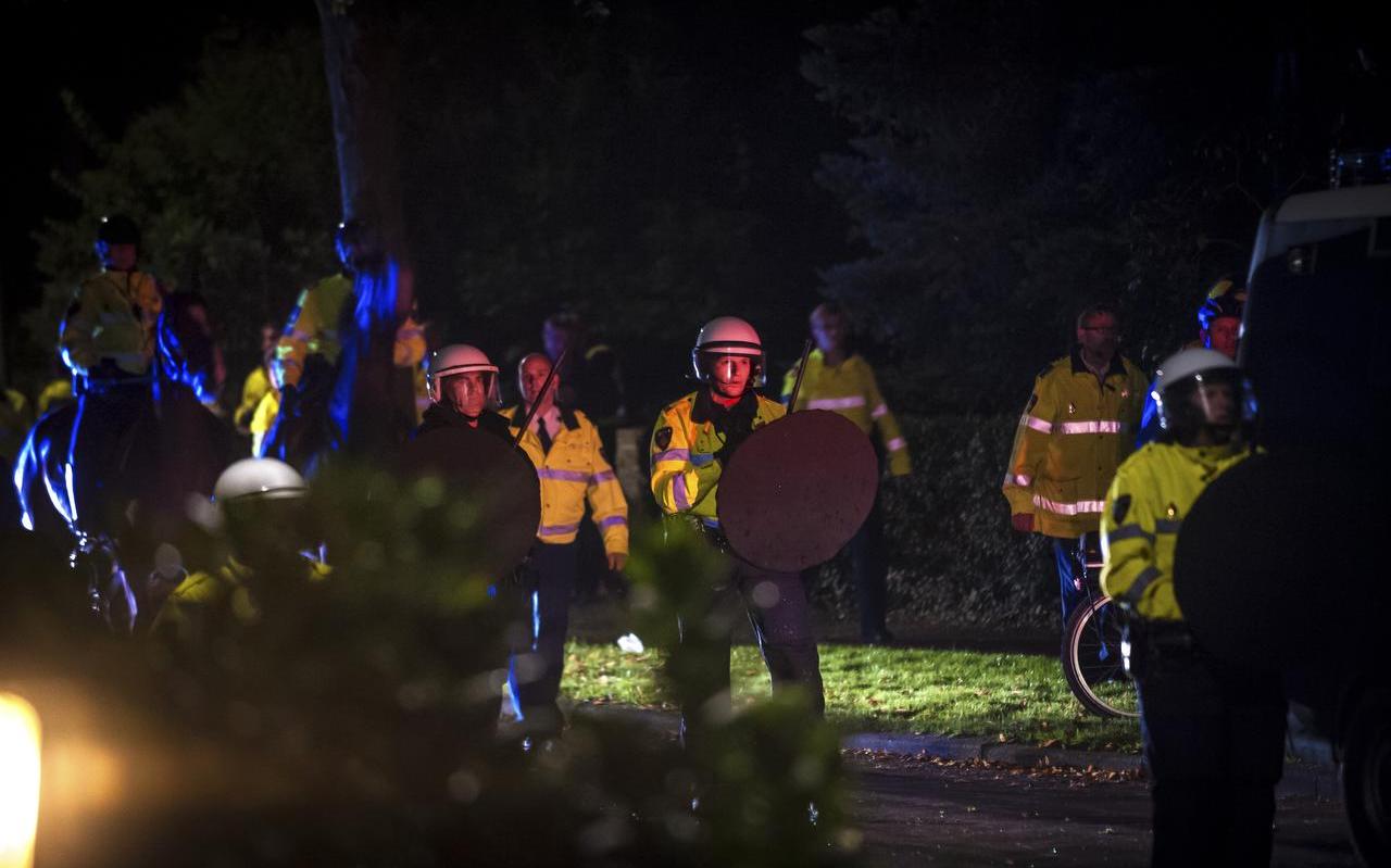 ME’ers die de politie zei achter de hand te hebben, moesten van verre voetbalwedstrijden komen en konden het centrum van Haren soms moeilijk vinden. ME’ers die de politie zei achter de hand te hebben, moesten van verre voetbalwedstrijden komen en konden het centrum van Haren soms moeilijk vinden.